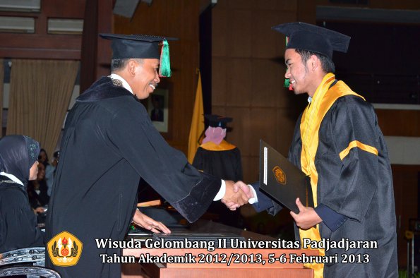 wisuda-unpad-gel-ii-ta-2012_2013-fakultas-teknologi-industri-pertanian-oleh-dekan-027