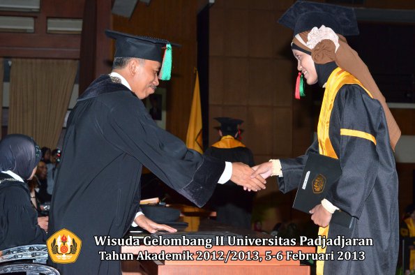 wisuda-unpad-gel-ii-ta-2012_2013-fakultas-teknologi-industri-pertanian-oleh-dekan-028