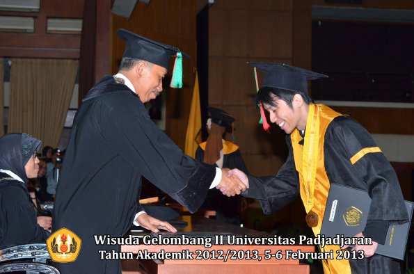 wisuda-unpad-gel-ii-ta-2012_2013-fakultas-teknologi-industri-pertanian-oleh-dekan-029