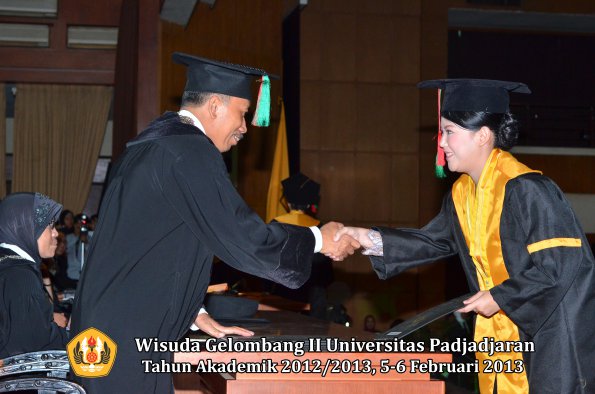 wisuda-unpad-gel-ii-ta-2012_2013-fakultas-teknologi-industri-pertanian-oleh-dekan-030