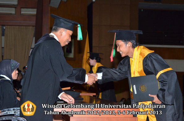 wisuda-unpad-gel-ii-ta-2012_2013-fakultas-teknologi-industri-pertanian-oleh-dekan-031