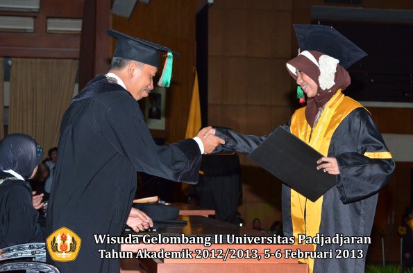 wisuda-unpad-gel-ii-ta-2012_2013-fakultas-teknologi-industri-pertanian-oleh-dekan-032