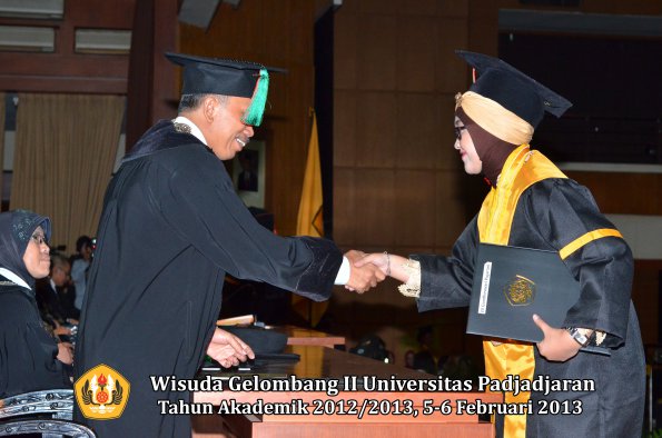 wisuda-unpad-gel-ii-ta-2012_2013-fakultas-teknologi-industri-pertanian-oleh-dekan-033