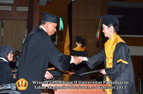 wisuda-unpad-gel-ii-ta-2012_2013-fakultas-teknologi-industri-pertanian-oleh-dekan-034