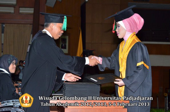 wisuda-unpad-gel-ii-ta-2012_2013-fakultas-teknologi-industri-pertanian-oleh-dekan-035