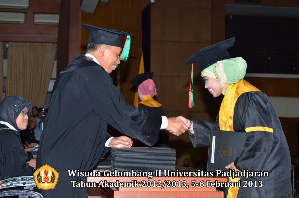 wisuda-unpad-gel-ii-ta-2012_2013-fakultas-teknologi-industri-pertanian-oleh-dekan-036