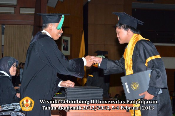 wisuda-unpad-gel-ii-ta-2012_2013-fakultas-teknologi-industri-pertanian-oleh-dekan-037