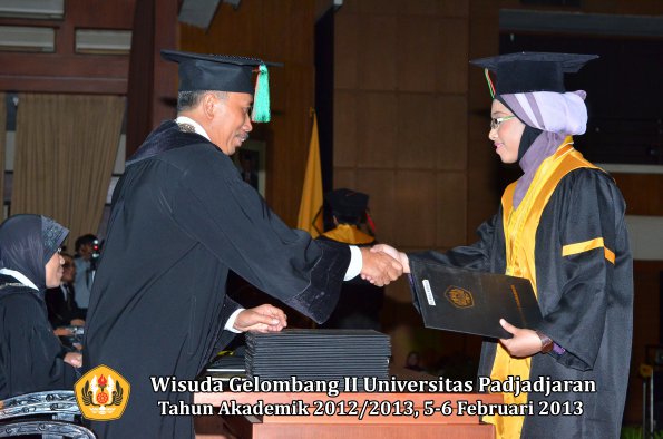 wisuda-unpad-gel-ii-ta-2012_2013-fakultas-teknologi-industri-pertanian-oleh-dekan-038