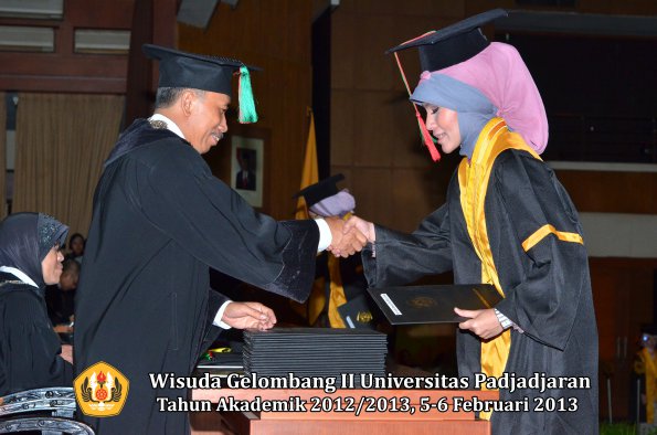 wisuda-unpad-gel-ii-ta-2012_2013-fakultas-teknologi-industri-pertanian-oleh-dekan-039