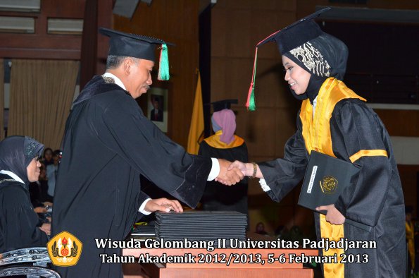 wisuda-unpad-gel-ii-ta-2012_2013-fakultas-teknologi-industri-pertanian-oleh-dekan-040