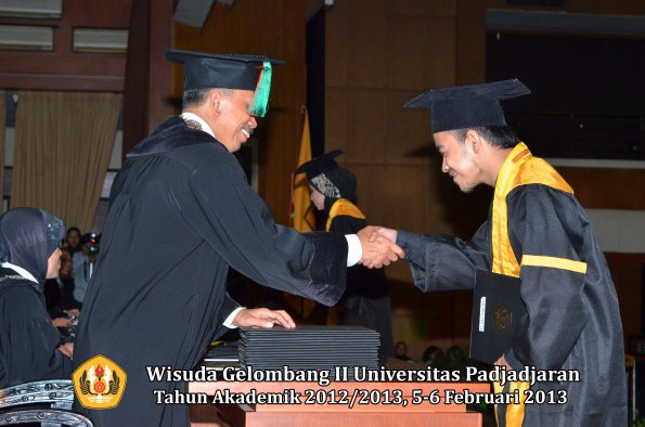 wisuda-unpad-gel-ii-ta-2012_2013-fakultas-teknologi-industri-pertanian-oleh-dekan-041