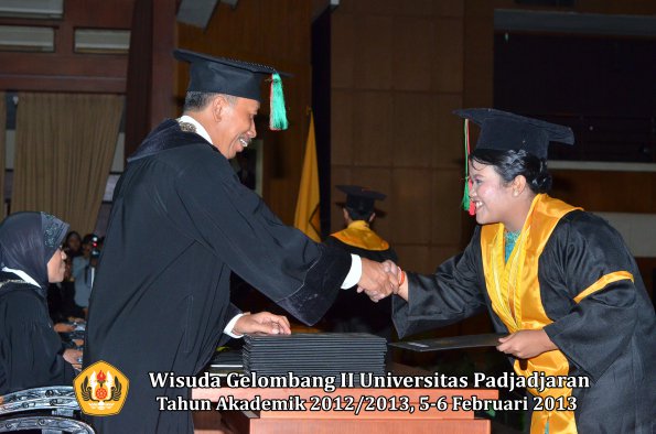 wisuda-unpad-gel-ii-ta-2012_2013-fakultas-teknologi-industri-pertanian-oleh-dekan-042