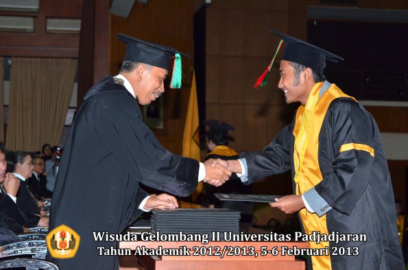 wisuda-unpad-gel-ii-ta-2012_2013-fakultas-teknologi-industri-pertanian-oleh-dekan-043