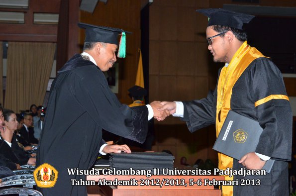 wisuda-unpad-gel-ii-ta-2012_2013-fakultas-teknologi-industri-pertanian-oleh-dekan-044