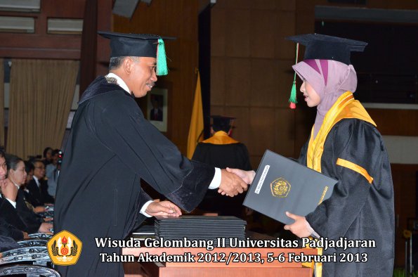 wisuda-unpad-gel-ii-ta-2012_2013-fakultas-teknologi-industri-pertanian-oleh-dekan-045