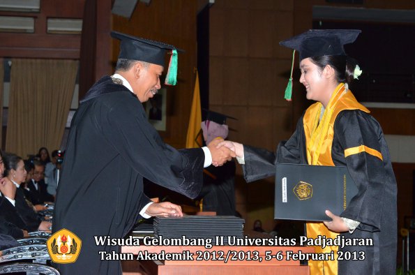 wisuda-unpad-gel-ii-ta-2012_2013-fakultas-teknologi-industri-pertanian-oleh-dekan-046