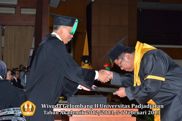 wisuda-unpad-gel-ii-ta-2012_2013-fakultas-teknologi-industri-pertanian-oleh-dekan-047