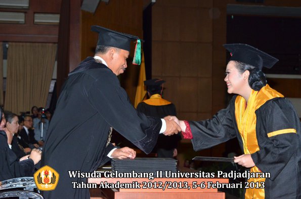 wisuda-unpad-gel-ii-ta-2012_2013-fakultas-teknologi-industri-pertanian-oleh-dekan-048