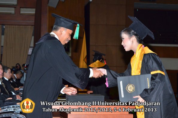 wisuda-unpad-gel-ii-ta-2012_2013-fakultas-teknologi-industri-pertanian-oleh-dekan-049