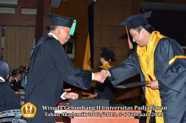 wisuda-unpad-gel-ii-ta-2012_2013-fakultas-teknologi-industri-pertanian-oleh-dekan-050