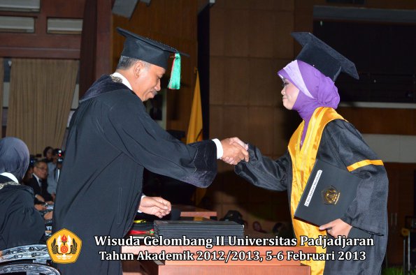 wisuda-unpad-gel-ii-ta-2012_2013-fakultas-teknologi-industri-pertanian-oleh-dekan-051