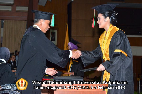 wisuda-unpad-gel-ii-ta-2012_2013-fakultas-teknologi-industri-pertanian-oleh-dekan-052