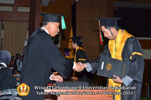 wisuda-unpad-gel-ii-ta-2012_2013-fakultas-teknologi-industri-pertanian-oleh-dekan-053