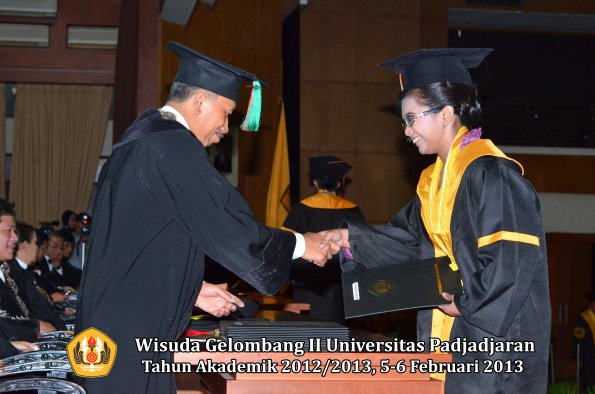 wisuda-unpad-gel-ii-ta-2012_2013-fakultas-teknologi-industri-pertanian-oleh-dekan-054