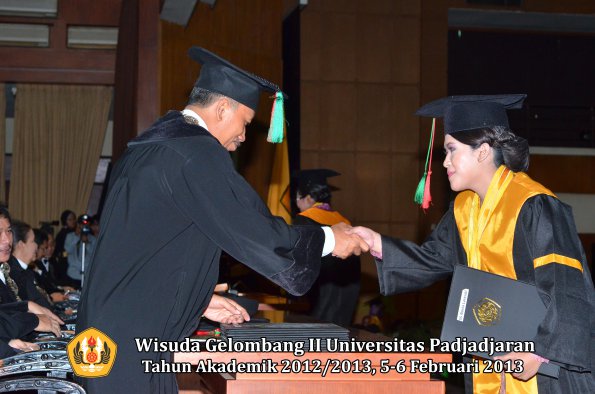 wisuda-unpad-gel-ii-ta-2012_2013-fakultas-teknologi-industri-pertanian-oleh-dekan-055