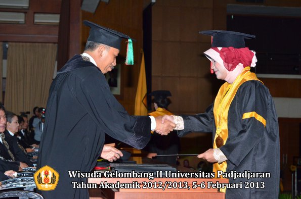 wisuda-unpad-gel-ii-ta-2012_2013-fakultas-teknologi-industri-pertanian-oleh-dekan-056