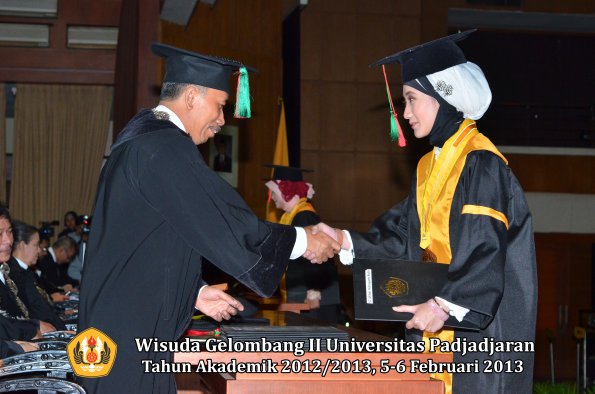 wisuda-unpad-gel-ii-ta-2012_2013-fakultas-teknologi-industri-pertanian-oleh-dekan-057