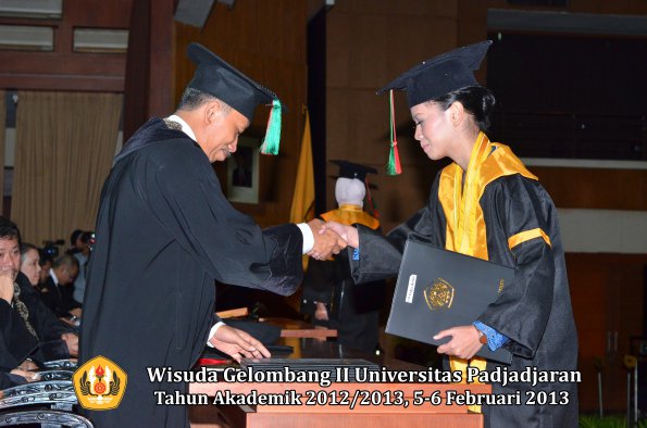 wisuda-unpad-gel-ii-ta-2012_2013-fakultas-teknologi-industri-pertanian-oleh-dekan-059