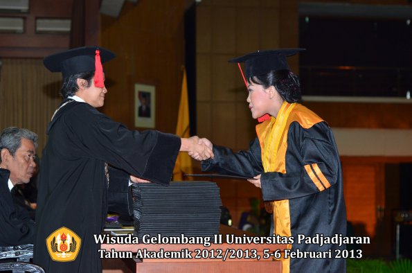 wisuda-unpad-gel-ii-ta-2012_2013-fakultas-hukum-oleh-dekan-001