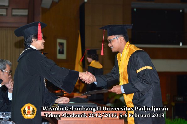 wisuda-unpad-gel-ii-ta-2012_2013-fakultas-hukum-oleh-dekan-022