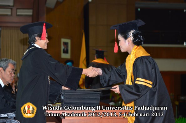 wisuda-unpad-gel-ii-ta-2012_2013-fakultas-hukum-oleh-dekan-030