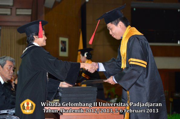 wisuda-unpad-gel-ii-ta-2012_2013-fakultas-hukum-oleh-dekan-031