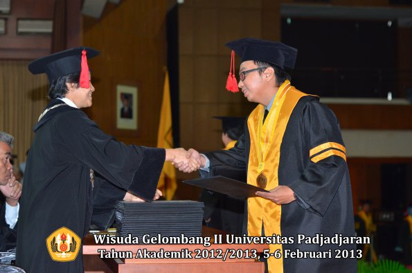 wisuda-unpad-gel-ii-ta-2012_2013-fakultas-hukum-oleh-dekan-033