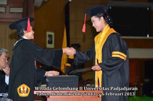 wisuda-unpad-gel-ii-ta-2012_2013-fakultas-hukum-oleh-dekan-036