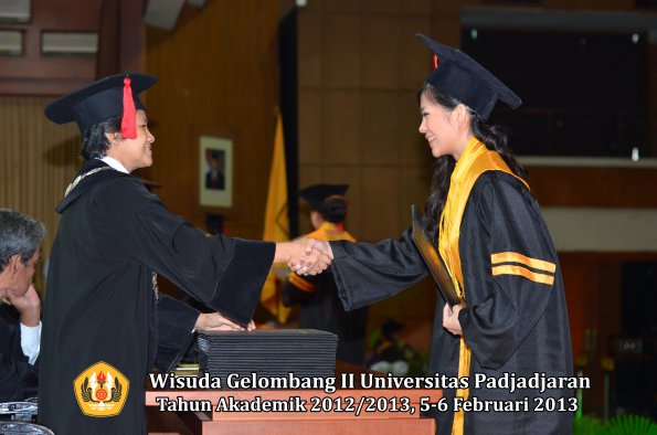 wisuda-unpad-gel-ii-ta-2012_2013-fakultas-hukum-oleh-dekan-038