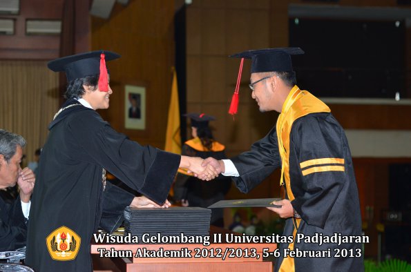 wisuda-unpad-gel-ii-ta-2012_2013-fakultas-hukum-oleh-dekan-039