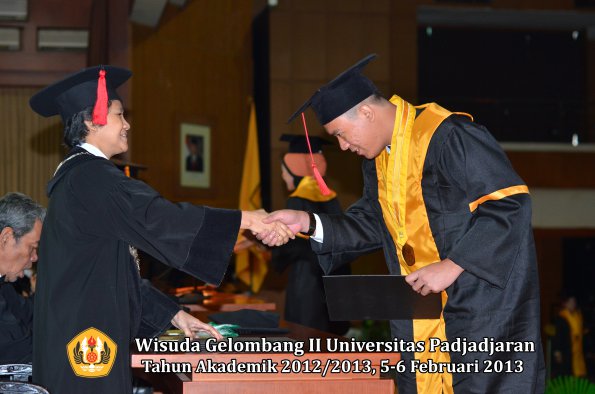 wisuda-unpad-gel-ii-ta-2012_2013-fakultas-hukum-oleh-dekan-063