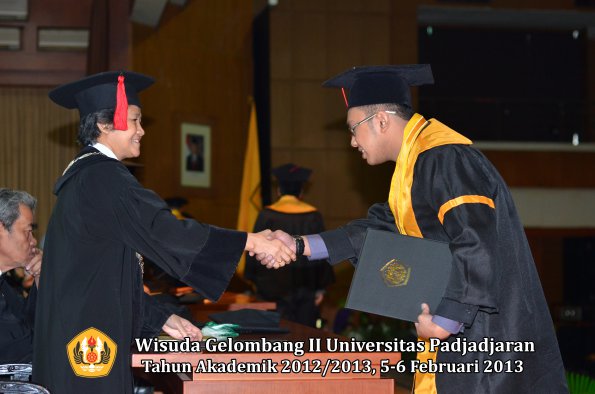 wisuda-unpad-gel-ii-ta-2012_2013-fakultas-hukum-oleh-dekan-065