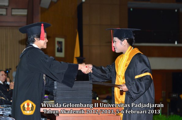 wisuda-unpad-gel-ii-ta-2012_2013-fakultas-hukum-oleh-dekan-067