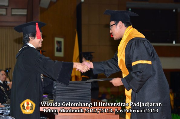 wisuda-unpad-gel-ii-ta-2012_2013-fakultas-hukum-oleh-dekan-068