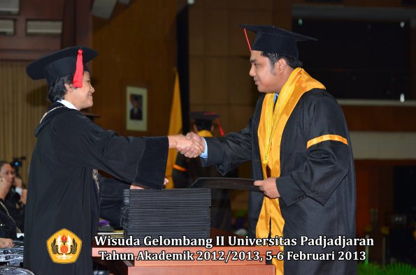 wisuda-unpad-gel-ii-ta-2012_2013-fakultas-hukum-oleh-dekan-069