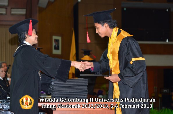 wisuda-unpad-gel-ii-ta-2012_2013-fakultas-hukum-oleh-dekan-070