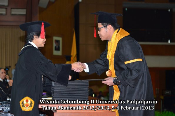 wisuda-unpad-gel-ii-ta-2012_2013-fakultas-hukum-oleh-dekan-071