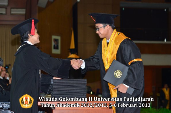 wisuda-unpad-gel-ii-ta-2012_2013-fakultas-hukum-oleh-dekan-072