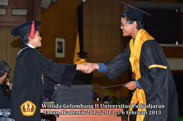 wisuda-unpad-gel-ii-ta-2012_2013-fakultas-hukum-oleh-dekan-073