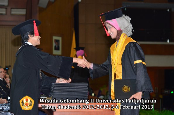 wisuda-unpad-gel-ii-ta-2012_2013-fakultas-hukum-oleh-dekan-077